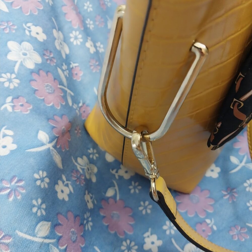 3122 Medium Ann Klein Cross Body Shoulder Bag In Gold and Black - Picture 7 of 13